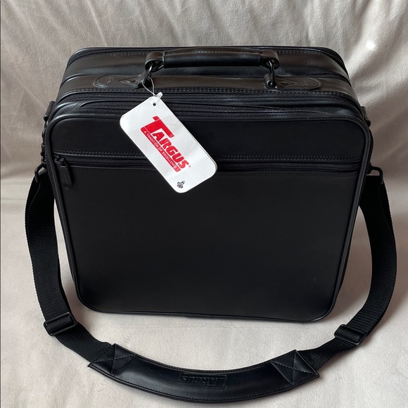 Targus Other - NWT TARGUS  Black Universal notebook Laptop Bag.